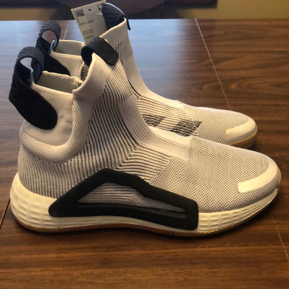 ADIDAS NEXT LEVEL SIZE 8 1/2  COLOR OFF WHITE GUM